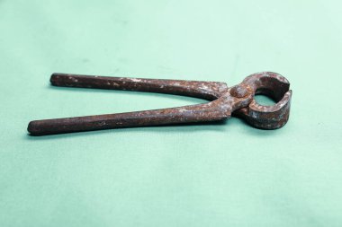 Bir çift paslı meme ucu.