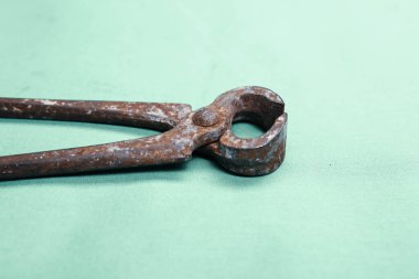 Bir çift paslı meme ucu.