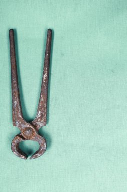 Bir çift paslı meme ucu.