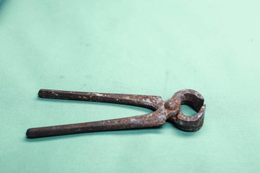 Bir çift paslı meme ucu.