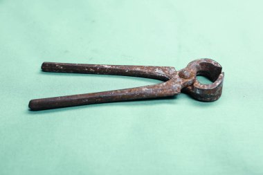 Bir çift paslı meme ucu.