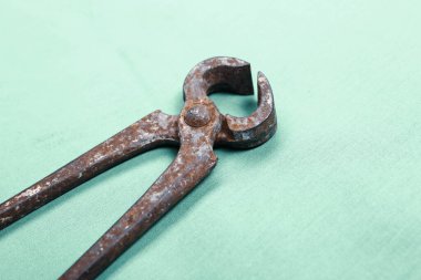 Bir çift paslı meme ucu.