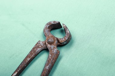 Bir çift paslı meme ucu.