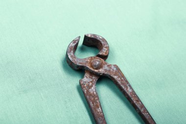 Bir çift paslı meme ucu.