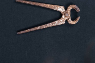 Bir çift paslı meme ucu.