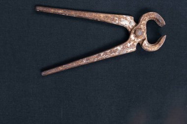 Bir çift paslı meme ucu.