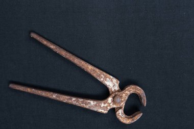 Bir çift paslı meme ucu.