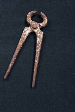 Bir çift paslı meme ucu.