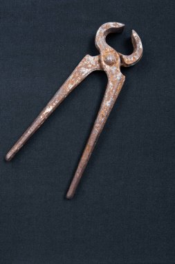 Bir çift paslı meme ucu.