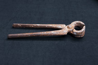 Bir çift paslı meme ucu.