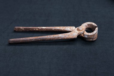 Bir çift paslı meme ucu.