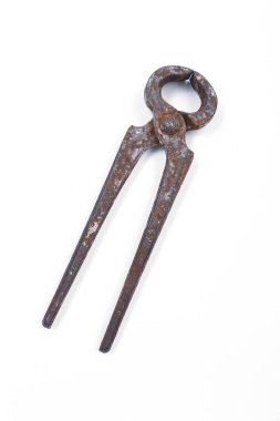 Bir çift paslı meme ucu.