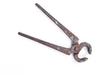 Bir çift paslı meme ucu.