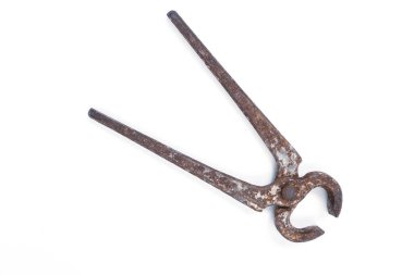 Bir çift paslı meme ucu.