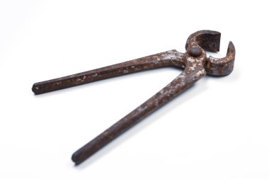 Bir çift paslı meme ucu.