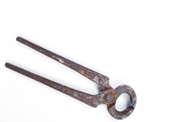 Bir çift paslı meme ucu.