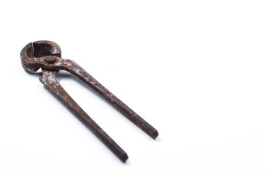 Bir çift paslı meme ucu.