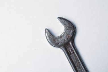 Bir çift paslı meme ucu.