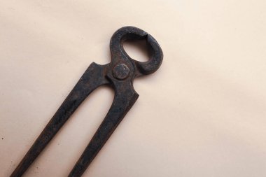 Bir çift paslı meme ucu.