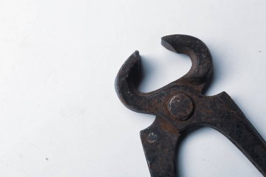 Bir çift paslı meme ucu.