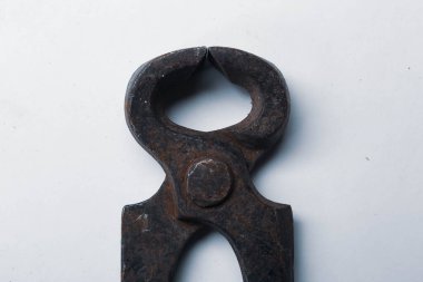 Bir çift paslı meme ucu.