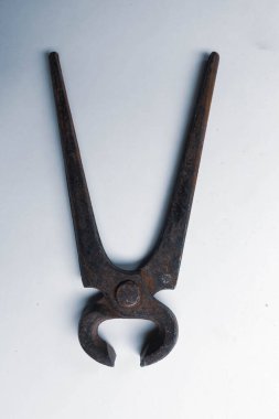 Bir çift paslı meme ucu.