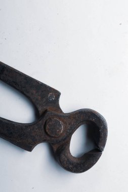 Bir çift paslı meme ucu.