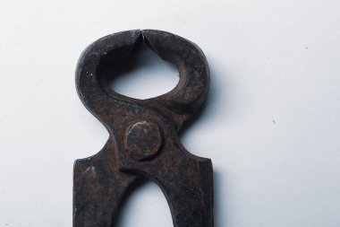 Bir çift paslı meme ucu.