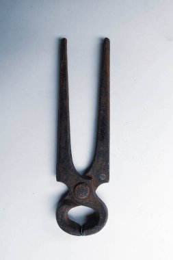 Bir çift paslı meme ucu.