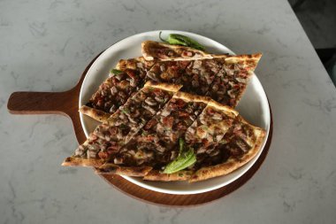 Geleneksel Türkçe fırında pide. Türk pizzası, Orta Doğu aperatifleri. Türk mutfağı. Et ile doldurulmuş çam