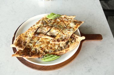 Geleneksel Türkçe fırında pide. Türk pizzası, Orta Doğu aperatifleri. Türk mutfağı. Et ile doldurulmuş çam