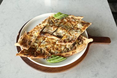 Geleneksel Türkçe fırında pide. Türk pizzası, Orta Doğu aperatifleri. Türk mutfağı. Et ile doldurulmuş çam
