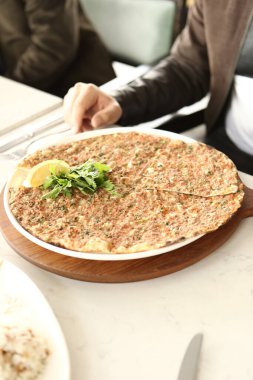 Geleneksel Türkçe fırında pide. Türk pizzası, Orta Doğu aperatifleri. Türk mutfağı. Et ile doldurulmuş çam