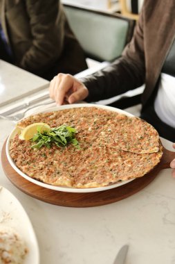 Geleneksel Türkçe fırında pide. Türk pizzası, Orta Doğu aperatifleri. Türk mutfağı. Et ile doldurulmuş çam