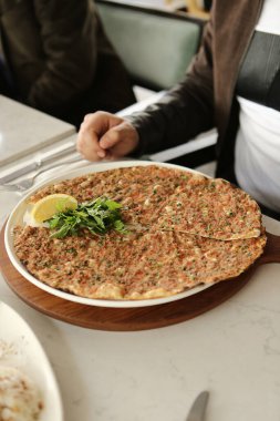 Geleneksel Türkçe fırında pide. Türk pizzası, Orta Doğu aperatifleri. Türk mutfağı. Et ile doldurulmuş çam