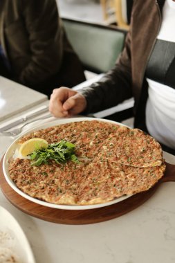 Geleneksel Türkçe fırında pide. Türk pizzası, Orta Doğu aperatifleri. Türk mutfağı. Et ile doldurulmuş çam