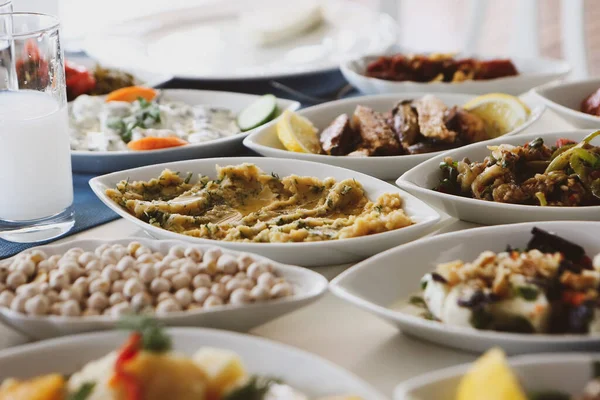 土耳其和希腊的传统餐桌 — 图库照片