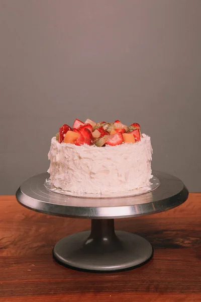 Tabuleiro Com Delicioso Bolo Mesa — Fotografia de Stock