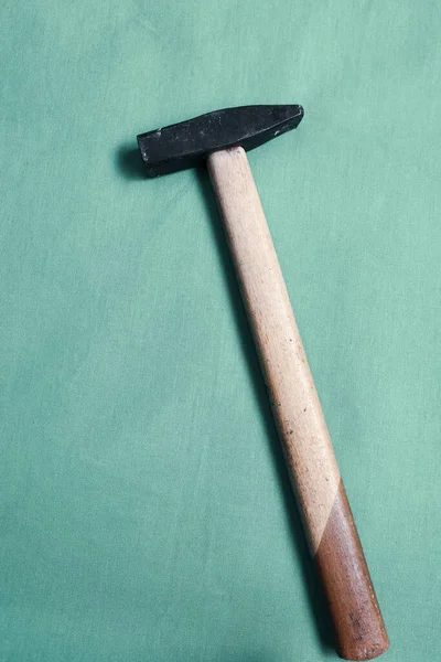 Eski model çekiç, marangozlar için bir zanaat aracı.