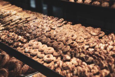 Bir grup çeşit kurabiye. Çikolata parçacıklı, yulaflı, kuru üzümlü, beyaz çikolatalı.