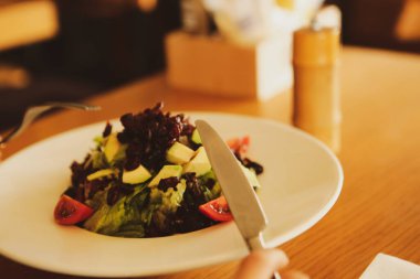 çekici beyaz salata, odak üstünde el yemek kadın ve çatal gülümseyen portresi.