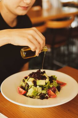 çekici beyaz salata, odak üstünde el yemek kadın ve çatal gülümseyen portresi.