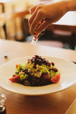 çekici beyaz salata, odak üstünde el yemek kadın ve çatal gülümseyen portresi.