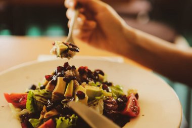 çekici beyaz salata, odak üstünde el yemek kadın ve çatal gülümseyen portresi.