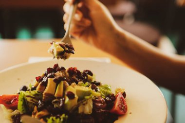 çekici beyaz salata, odak üstünde el yemek kadın ve çatal gülümseyen portresi.