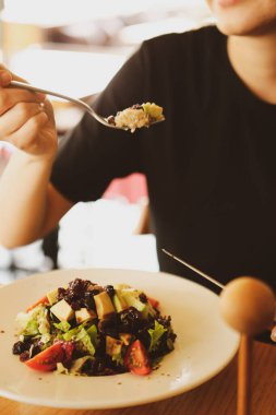 çekici beyaz salata, odak üstünde el yemek kadın ve çatal gülümseyen portresi.