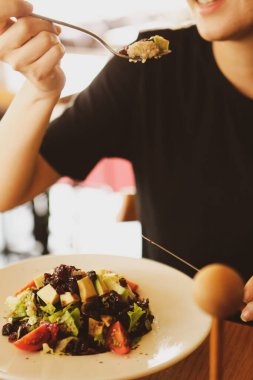 çekici beyaz salata, odak üstünde el yemek kadın ve çatal gülümseyen portresi.