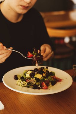 çekici beyaz salata, odak üstünde el yemek kadın ve çatal gülümseyen portresi.