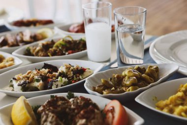 Özel Alkollü İçkili Rakılı Türk ve Yunan Geleneksel Yemek Masası. Uzo ve Türk Rakısı, Türkiye, Yunanistan, Kıbrıs ve Lübnan'da yaygın olarak tüketilen kuru anason aromalı bir aperatiftir.