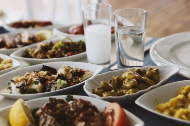 Özel Alkollü İçkili Rakılı Türk ve Yunan Geleneksel Yemek Masası. Uzo ve Türk Rakısı, Türkiye, Yunanistan, Kıbrıs ve Lübnan'da yaygın olarak tüketilen kuru anason aromalı bir aperatiftir.